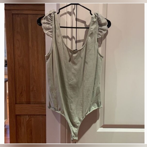 Vera Moda- Bodysuit Minty green- Vero Moda Ruffle Sleeve Green bodysuit - Picture 7 of 7